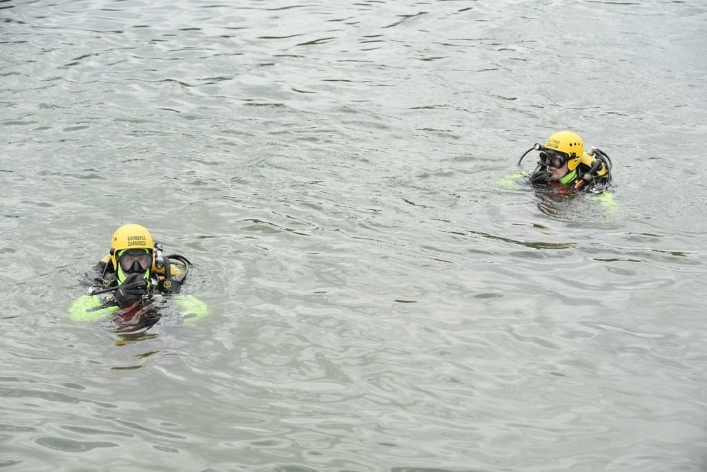 Els Bombers suspenen l'operatiu de recerca subaquàtic de l'infant desaparegut a l'Ebre.