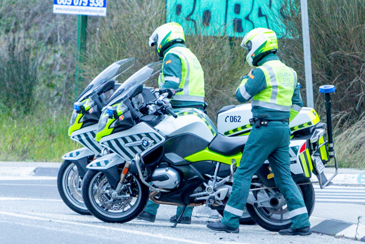 Arxiu - Dos agents de la Guàrdia Civil de Trànsit, al Km 0,100 de la carretera M-511, intersecció amb la carretera M-502 durant la campanya especial de vigilància i control de les condicions de el vehicle presentada per la DGT