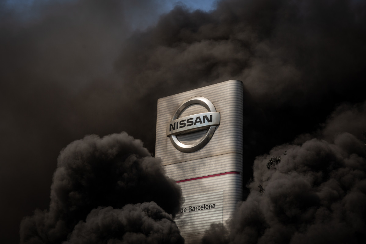 Arxiu - Treballadors de la planta de producció de Nissan a Barcelona cremen pneumàtics a l'exterior de la fàbrica a la Zona Franca el dia en què fabricant japonès d'automòbils va decidir tancar-la, a 28 de maig de 2020.
