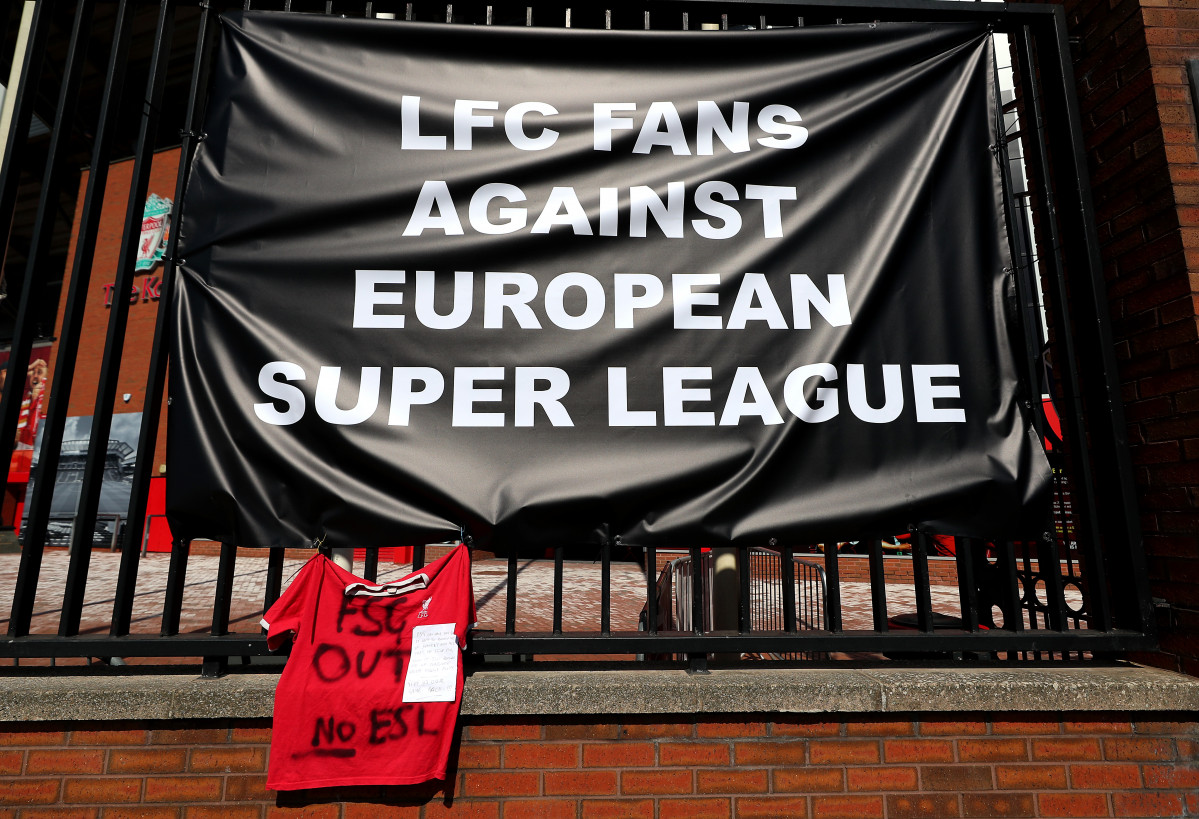Cartell d'aficionats de el Liverpool a Anfield criticant la Superlliga europea