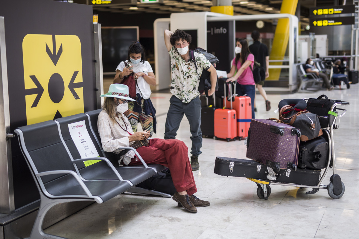 Passatgers d'un vol procedent de l'Uruguai a la seva arribada a les instal·lacions de la Terminal T4 de l'Aeroport Adolfo Suárez Madrid-Barajas, a 7 de juny de 2021, a Madrid, (Espanya). Espanya permit
