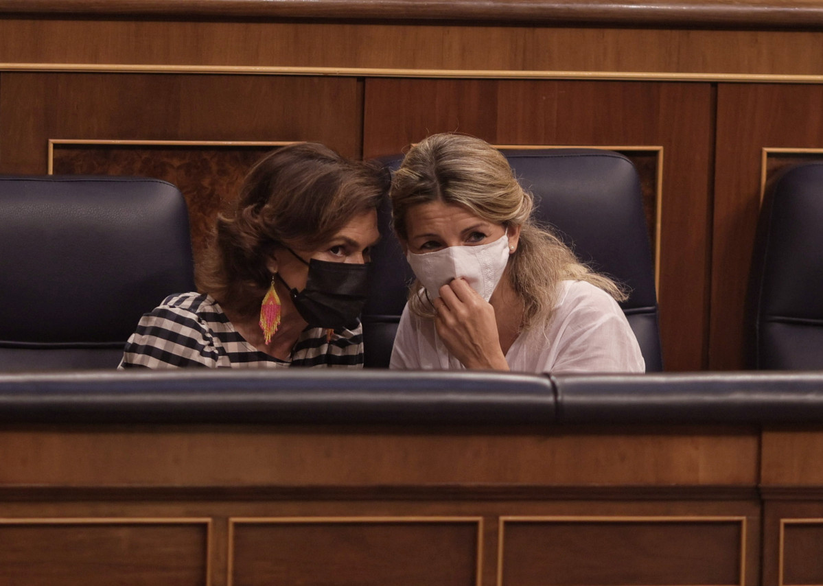La vicepresidenta de la Presidència, Relacions amb les Corts i Memòria Democràtica, Carmen Calvo i la vicepresidenta de Treball i Economia Social, Yolanda Díaz, en una sessió de control a Govern, al Congrés
