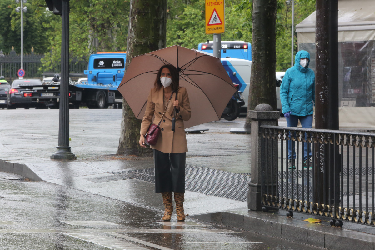 Arxiu - Una dona amb paraigües a Madrid en un dia de pluja i baixada de temperatures a tot Espanya, en que en gran part de la Península i Balears s'espera nuvolositat, amb xàfecs i tempestes gairebé generalitzats, que podran ser localment fortes o