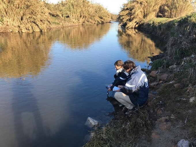 Tècnics de l'ACA inspeccionin el riu Besòs