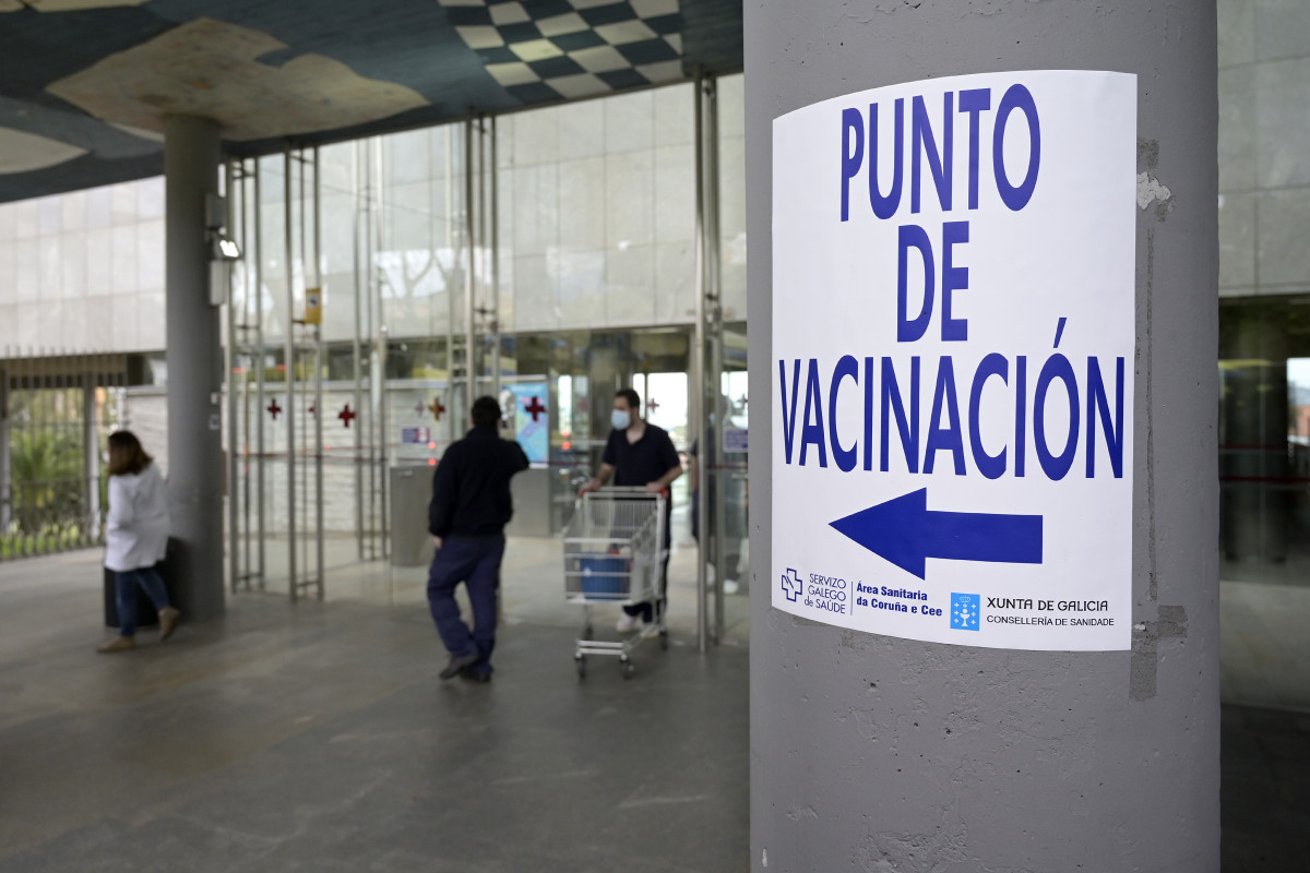 Arxiu - Indicacions per al punt de vacunació a l'Hospital Marítim d'Oza, a la Corunya.
