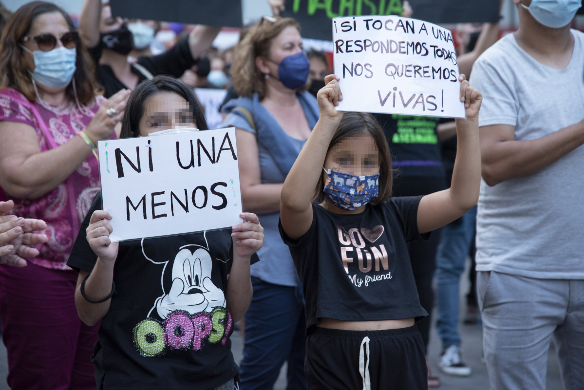 Dues nenes, participen en una concentració feminista a la Plaça de la Candelera a repulsa per