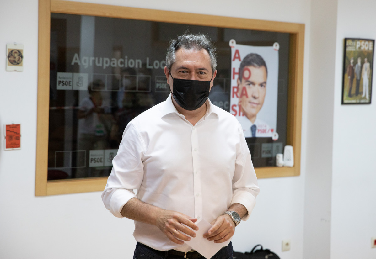 L'alcalde de Sevilla, Juan Espadas, vota en les primàries de l'PSOE-A en les que aspira a convertir-se en el candidat de el partit a la Presidència de la Junta en les pròximes eleccions autonòmiques, a 13 de juny de 2021, a Sevilla (Andalusia , Espanya).