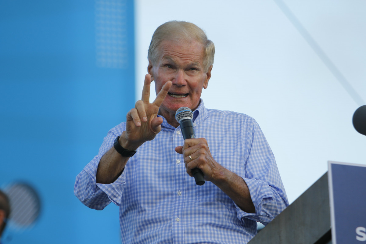 L'exsenador Bill Nelson durante un acte de campanya de Joe Biden.