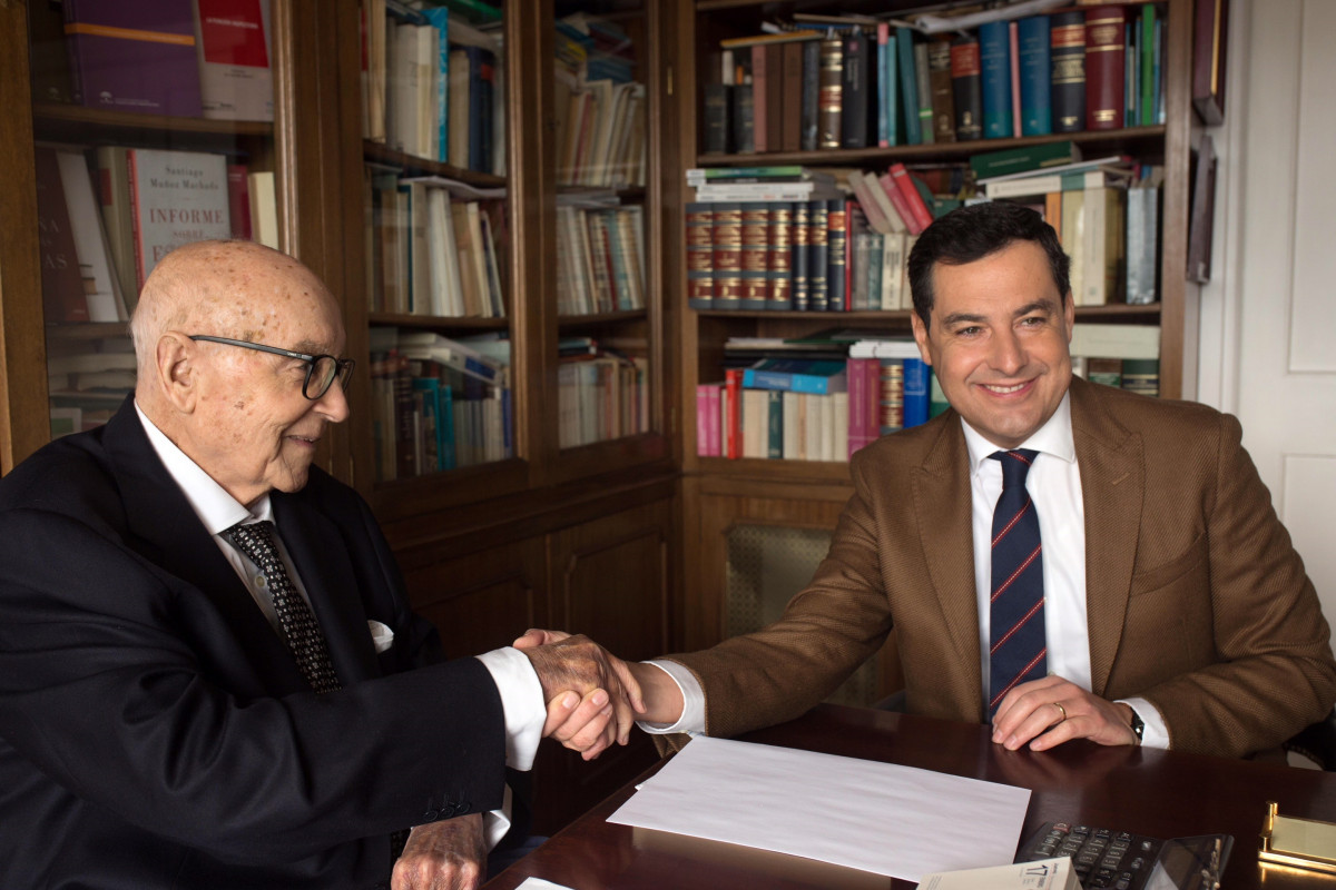 Arxiu - El president de la Junta d'Andalusia, Juanma Moreno, i l'exministre d'UCD Manuel Clavero, en una imatge d'arxiu.