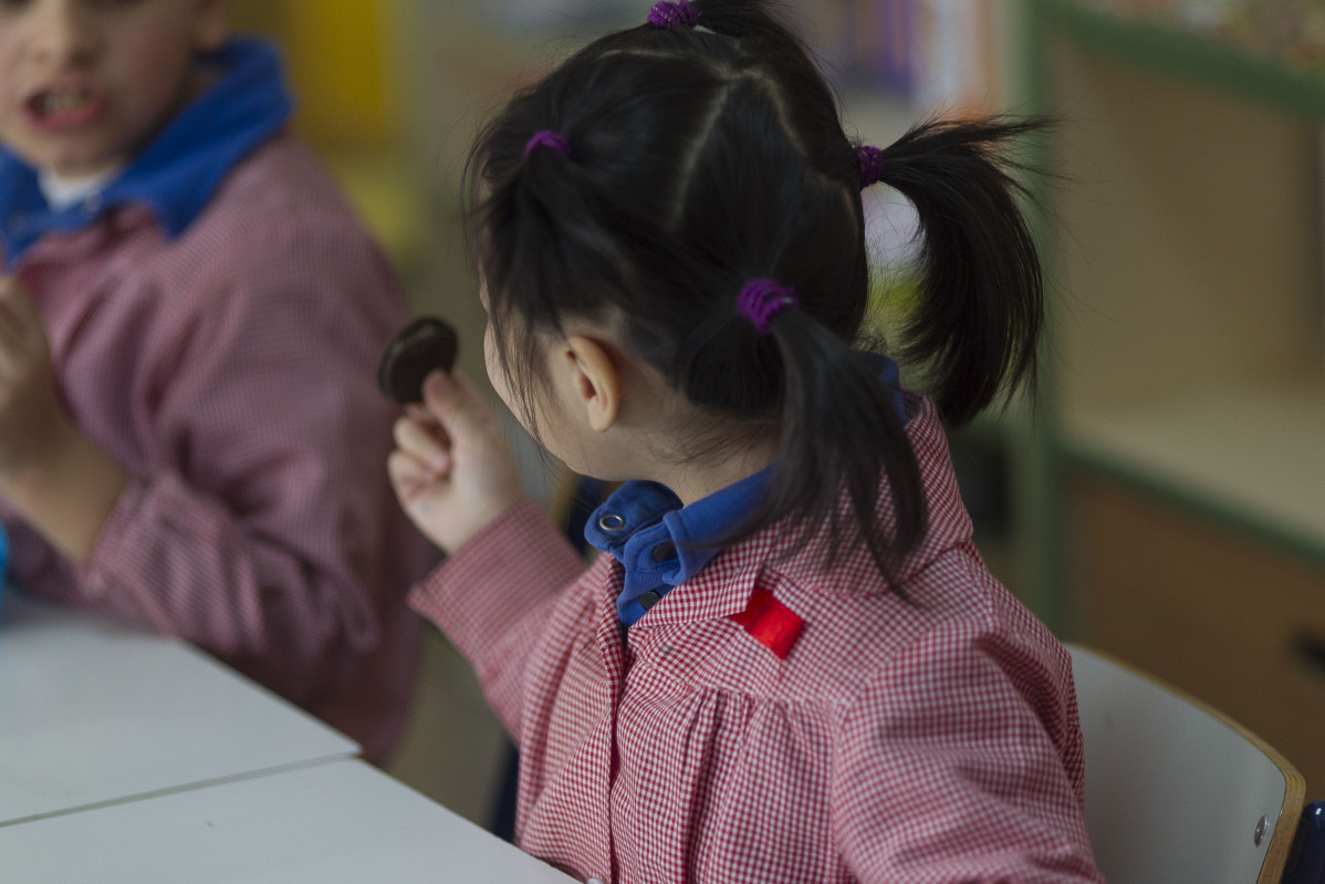 Arxiu - Col·legi, aula, primària, infantil, classe, nen, nena, nens, esmorzant, esmorzar, esmorzar