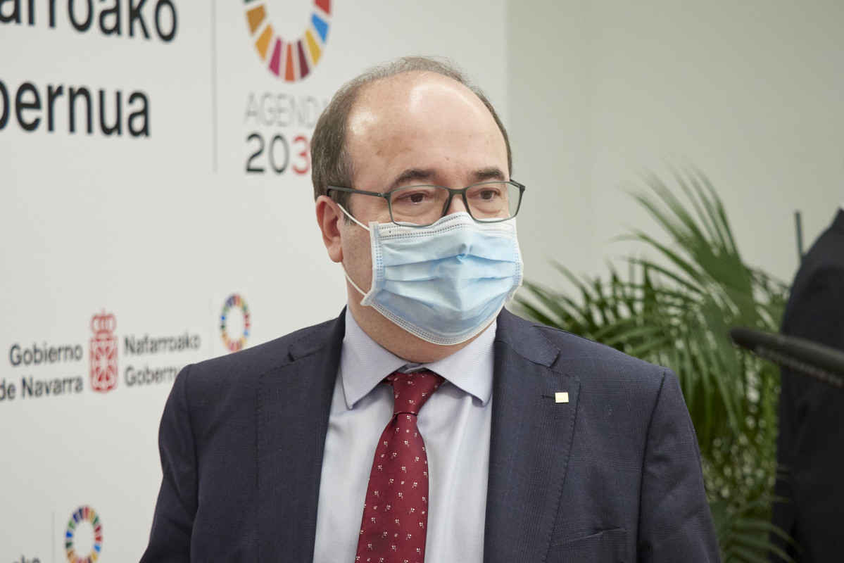 El ministre de Política Territorial i Funció Pública, Miquel Iceta, a l'arribar a una roda de premsa després de la reunió de la comissió mixta de la Junta de Transferències, al Palau de Navarra, a 2 de juny de 2021, a Pamplona, Navarra (Espanya). Durant