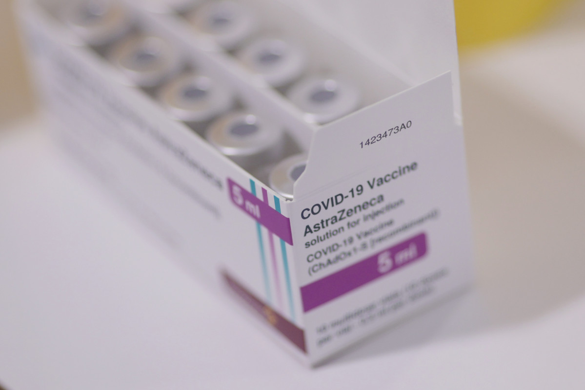 Caixa amb dosis de la vacuna d'AstraZeneca contra el coronavirus.