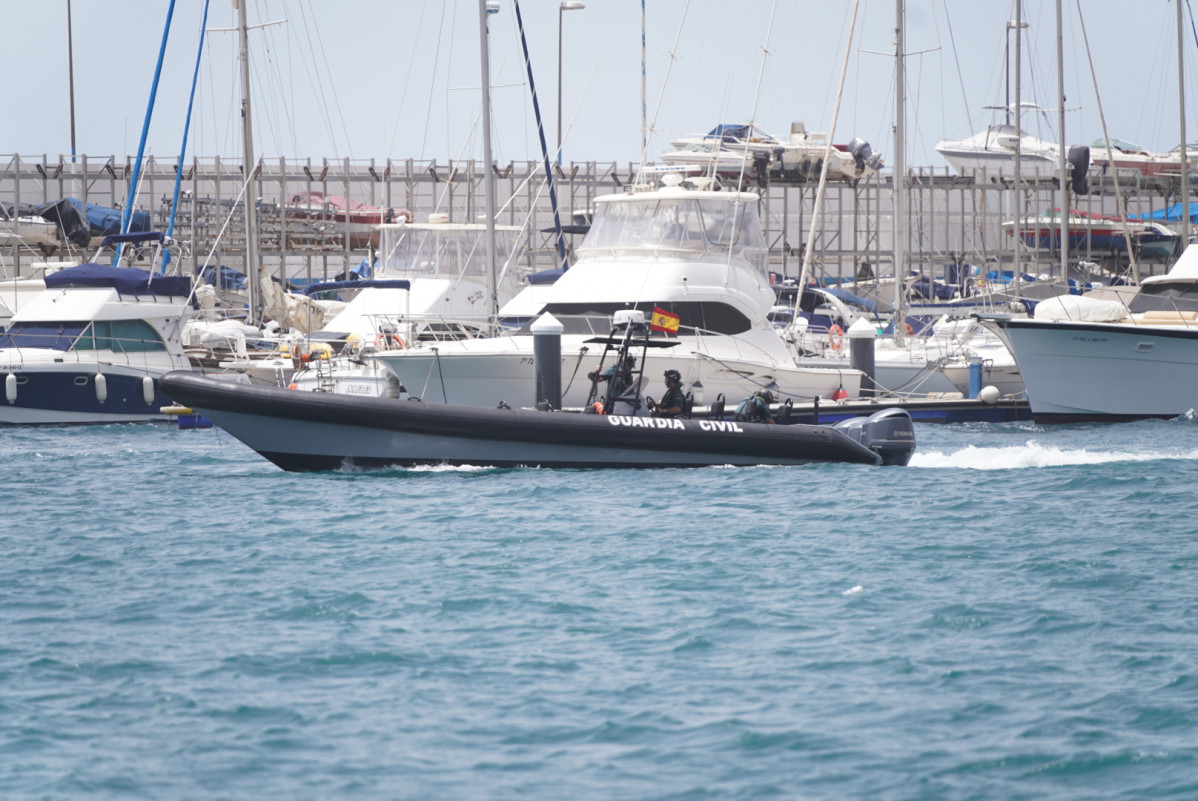 Agents de la Guàrdia Civil a la seva arribada a les llanxes amb les que treballen en el dispositiu que busca el pare de les nenes, Tomàs Gimeno ia la menor de les germanes, Anna, a 11 de juny de 2021, al port de Santa Cruz de Tenerife, Tenerife, Canar