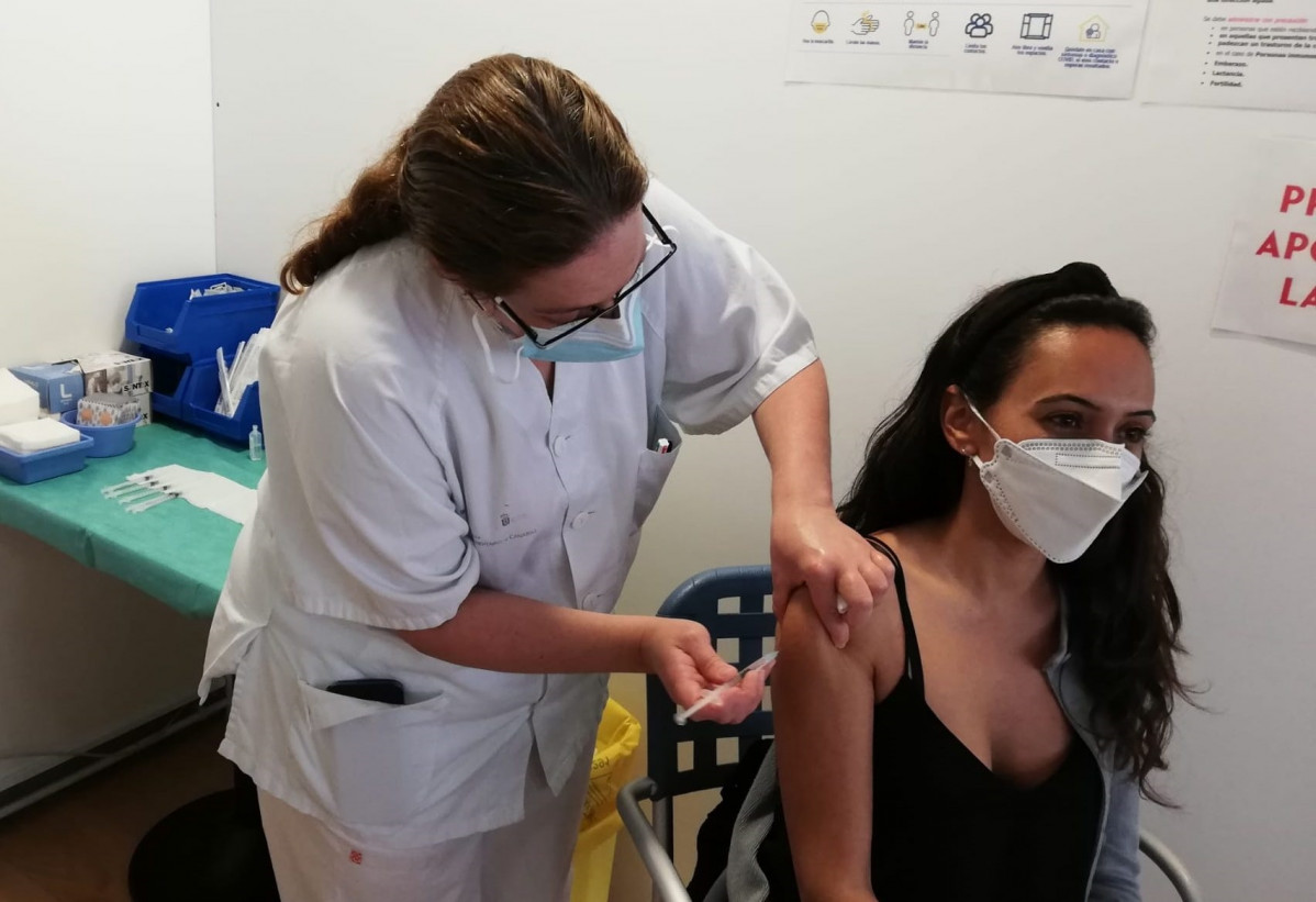 Una infermera vacuna a una dona contra el Covid-19