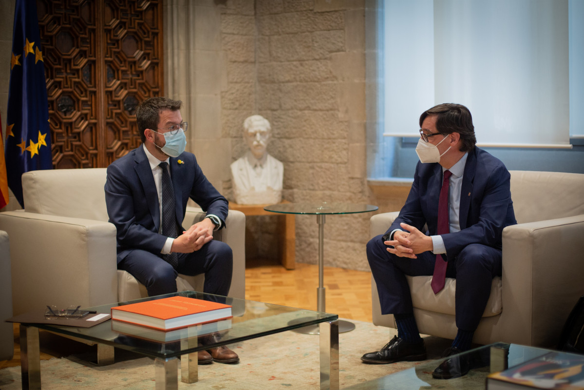 El president de la Generalitat, Pere Aragonès, en una reunió amb el líder de PSC al Parlament, Salvador Illa.