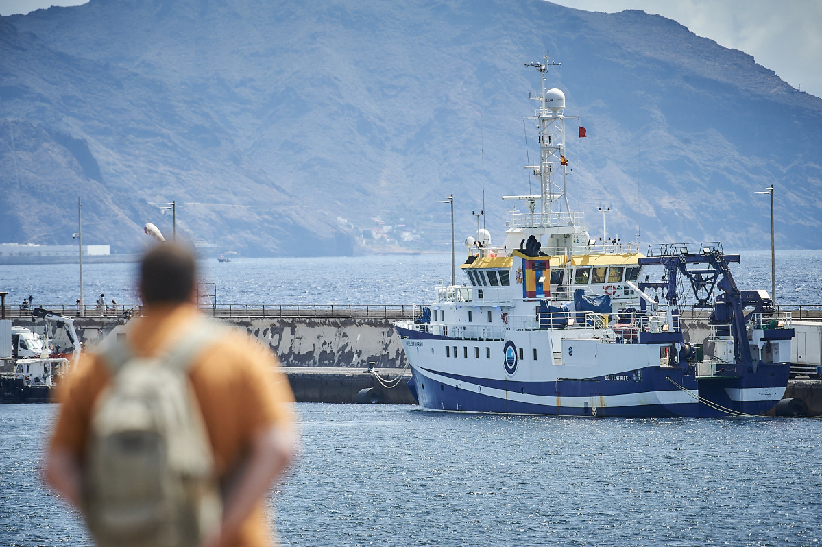 Un home observa a l'vaixell oceanogràfic 'Àngels Alvariño' dins de el dispositiu de recerca de les nenes de Tenerife desaparegudes amb Tomás Gimeno