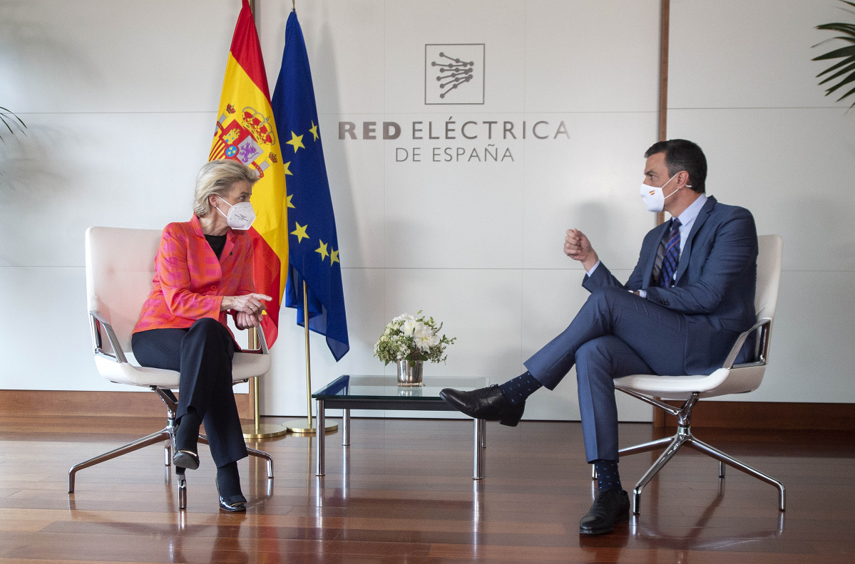 La presidenta de la Comissió Europea, Ursula von der Leyen i el president de Govern, Pedro Sánchez, durant la seva reunió, a la seu de Red Eléctrica de España, a 16 de juny de 2021.