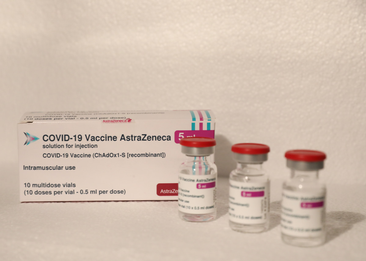 Diversos vials de la vacuna d'AstraZeneca contra el Covid-19.