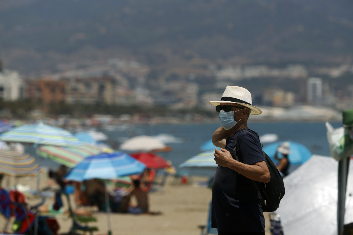 Arxiu - Banyistes gaudeixen de el dia a la platja després que el govern andalús decretés l'ús de la màscara obligatori en tots els espais, en les imatges aquests banyistes a la platja de la Misericòrdia. Màlaga a 15 de juliol de l'any 2020