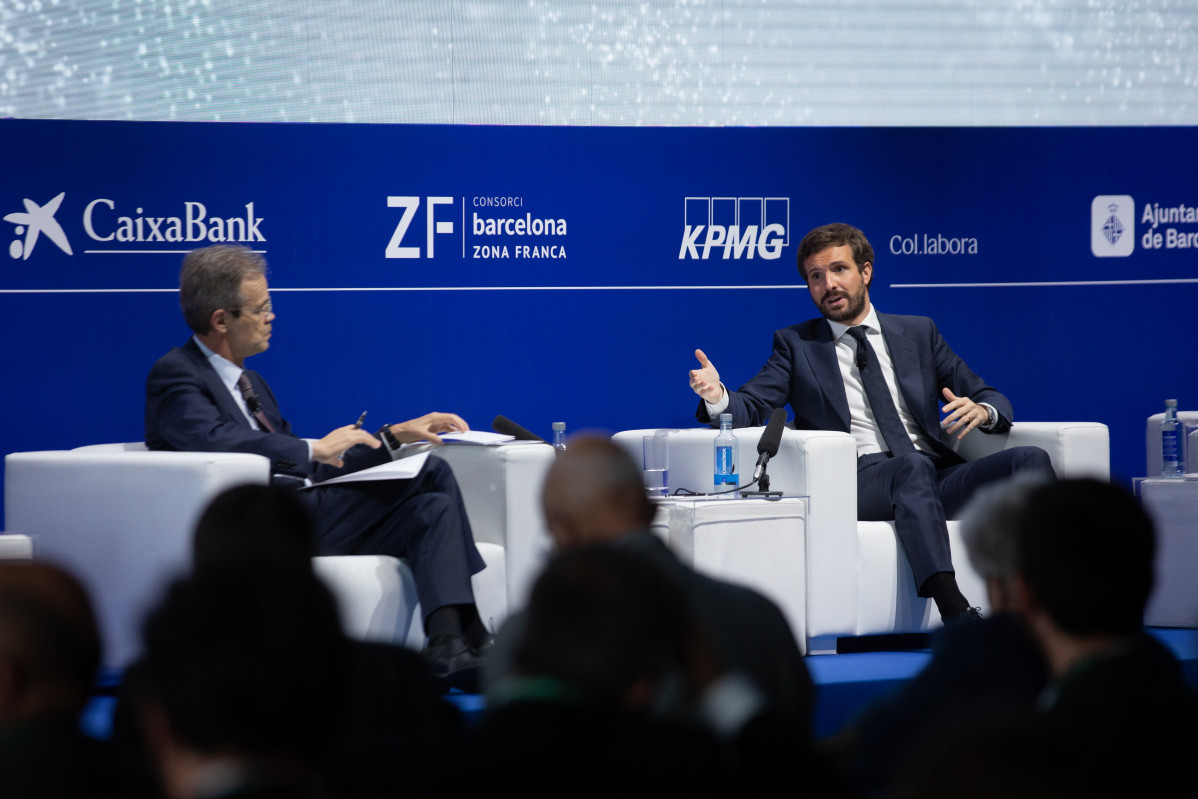 El vicepresidente del Cercle d'Economia, Jordi Gual (i); y el líder del PP, Pablo Casado, conversan en la inauguración de la segunda jornada de la XXXVI Reunión del Cercle d