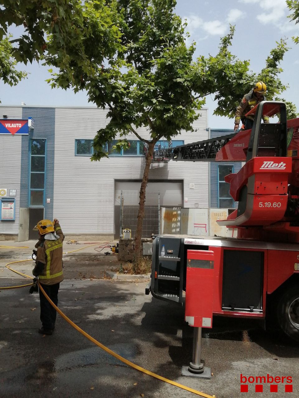 EuropaPress 3787843 imatge bombers treballant incendi vilanova geltru barcelona