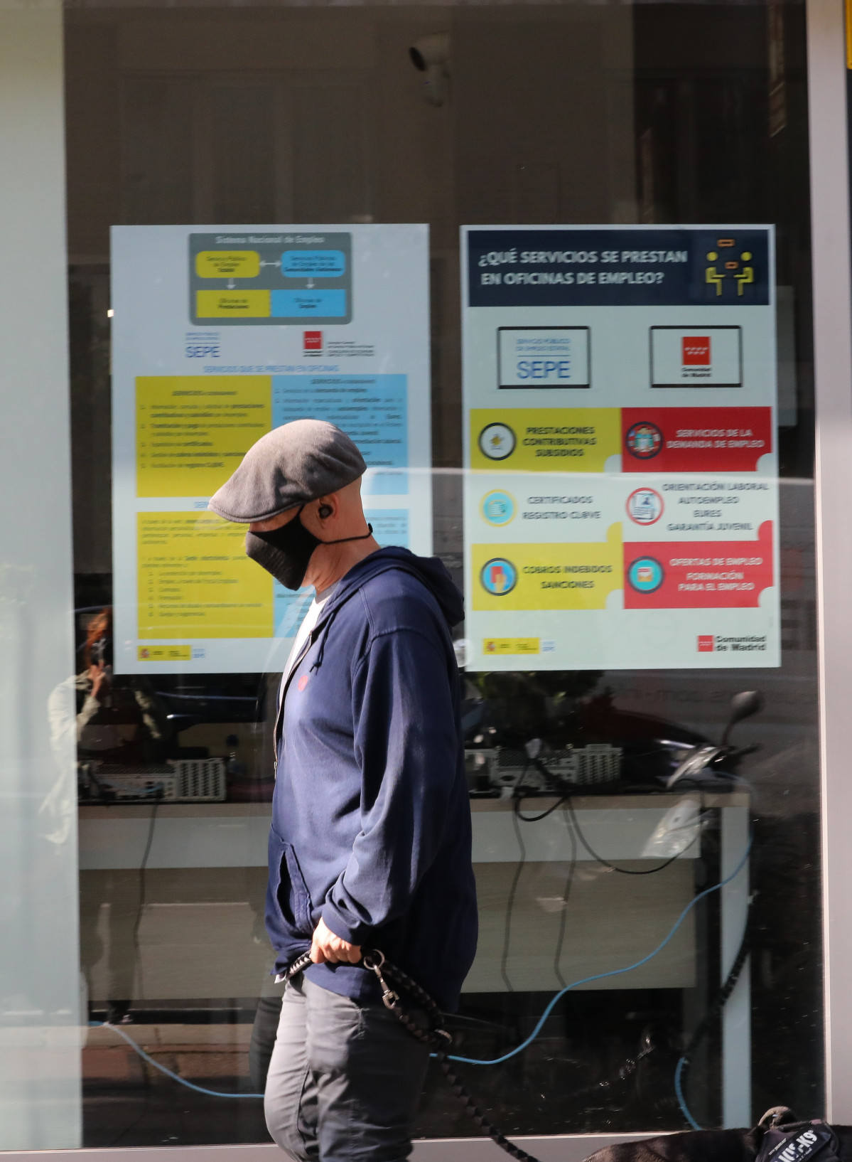 Un home passa per una oficina de l'SEPE, el dia en què s'han conegut les dades d'atur de maig, a 2 de juny de 2021, a Madrid (Espanya).