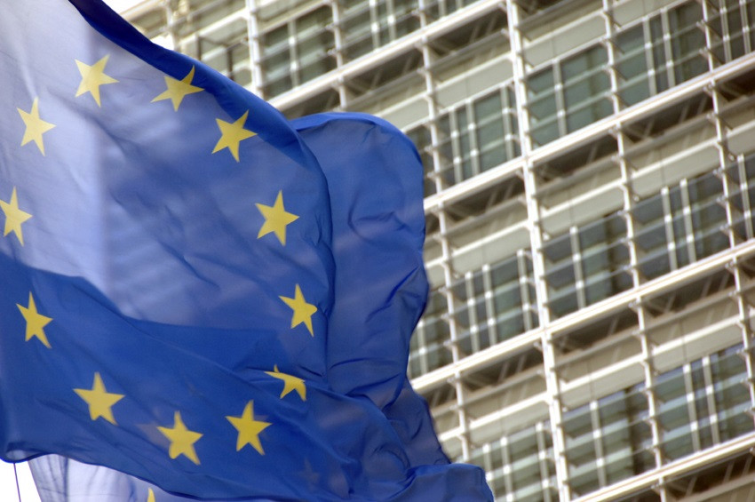 Arxiu - Bandera de la UE davant de la seu de la Comissió Europea