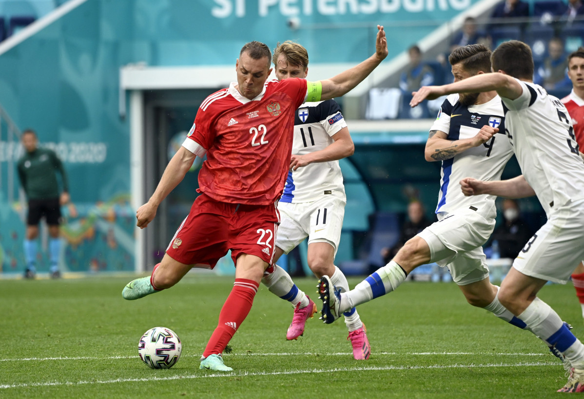 El davanter Artem Dzyuba dispara en el triomf de Rússia contra Finlàndia a l'Eurocopa de 2020 a Sant Petersburg.
