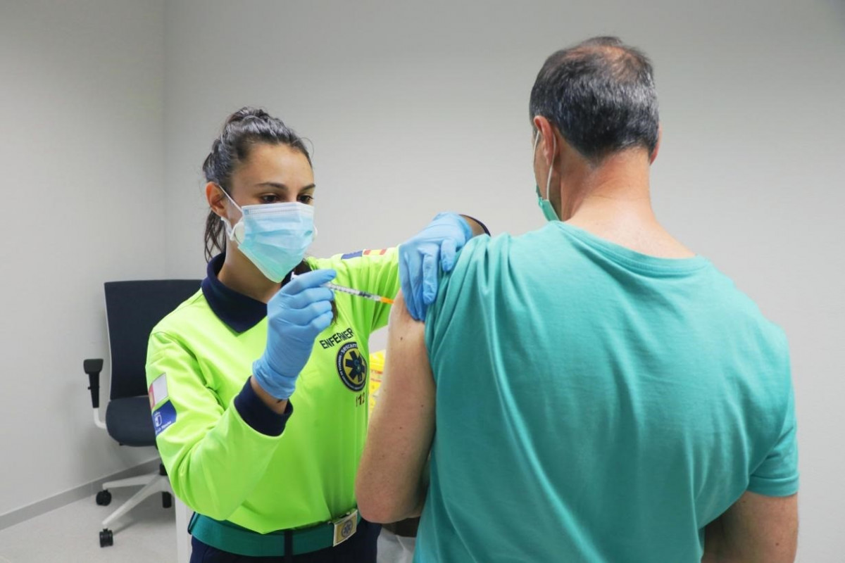 Una professional sanitària administrant una vacuna contra la COVID-19 a un castellanomanxec