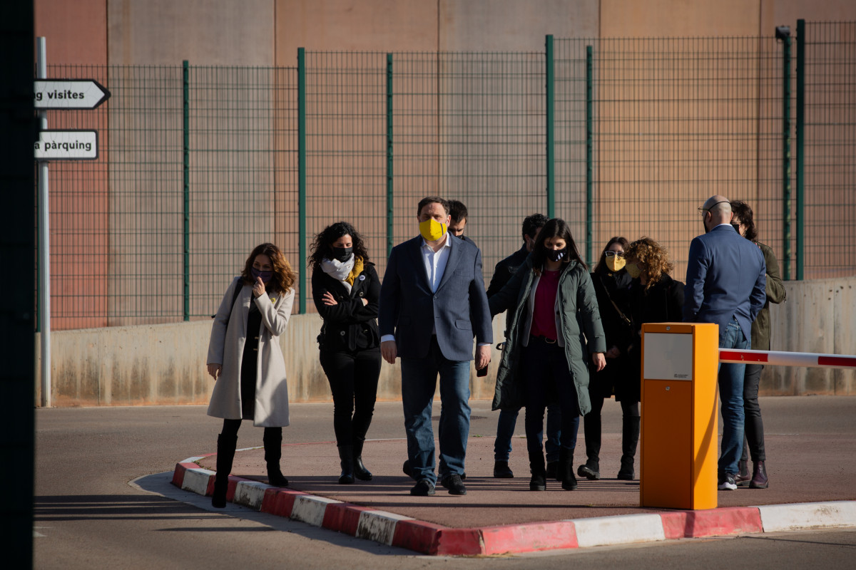 Arxiu - El líder d'ERC i exvicepresident de la Generalitat, Oriol Junqueras (c), al sortir de la presó de Lledoners on compleix condemna per l'1-O, a Lledoners, Barcelona, Catalunya, (Espanya), a 29 de gener de 2021