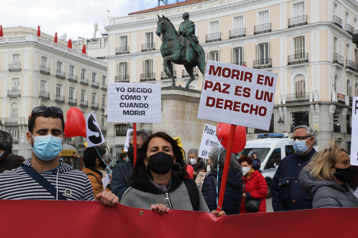 Arxiu - Una dona amb un cartell en què es llegeix: `Morir en pau és un derecho' durant una concentració de Dret a Morir Dignament a la Porta de Sol, a Madrid (Espanya), a 18 de març de 2021. Dret a morir Dignament es manifesta per donar su