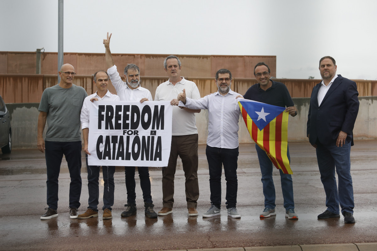 Jordi Turull (JxCat), Jordi Cuixart, Joaquim Forn (PDeCAT), Jordi Sànchez, Josep Rull (JxCat) i Oriol Junqueras (ERC), després de sortir de la presó de Lledoners