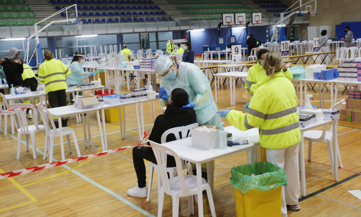 Arxiu - Un treballador sanitari realitza un test d'antígens a un estudiant universitari de la Universitat de Vigo, a Vigo.