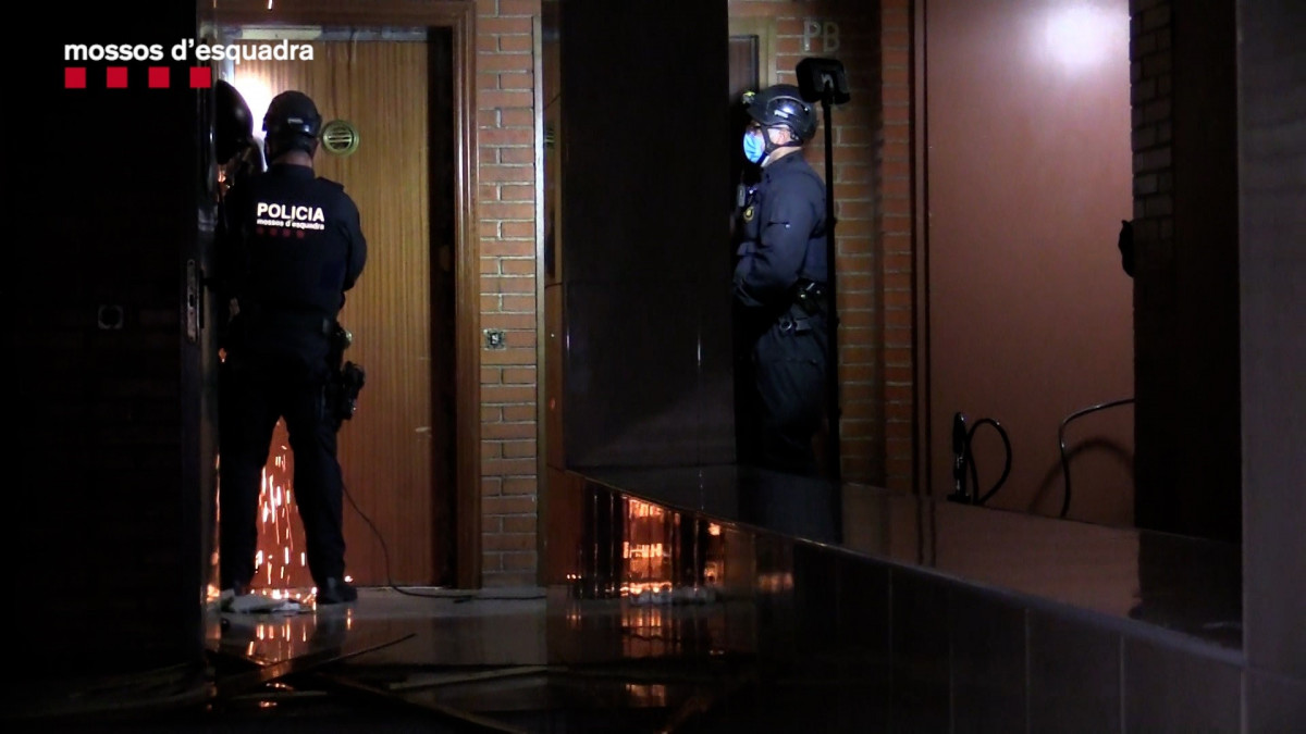 Imatge d'agents dels Mossos d'Esquadra durant l'operatiu de desarticulació d'una presumpta banda criminal dedicada a el tràfic de cocaïna, marihuana i armes a Barcelona