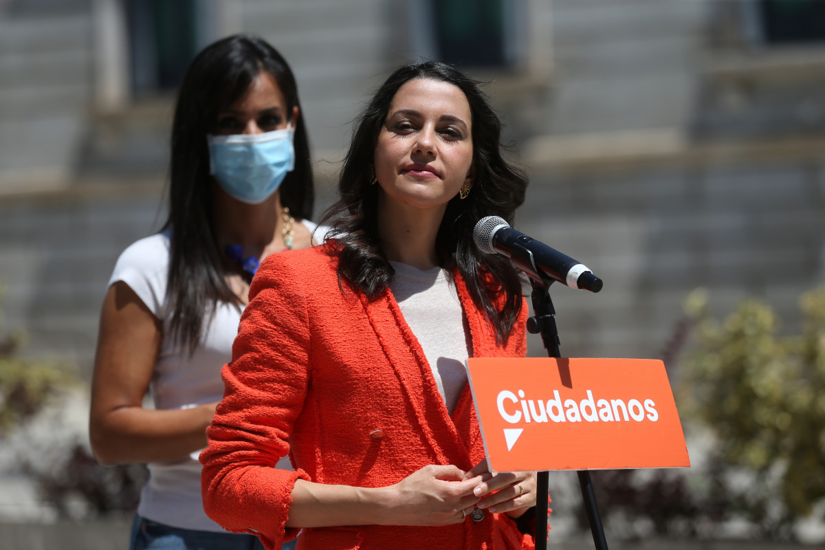 La presidenta de Ciutadans, Inés Arrimadas García, ofereix declaracions als mitjans de comunicació al costat de al Congrés dels Diputats.