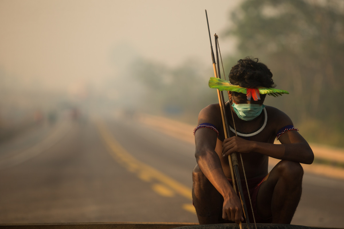 Arxiu - Indígena kayapó del Brasil durant les protestes de la seva comunitat contra l'oblit per part de Govern durant la crisi.