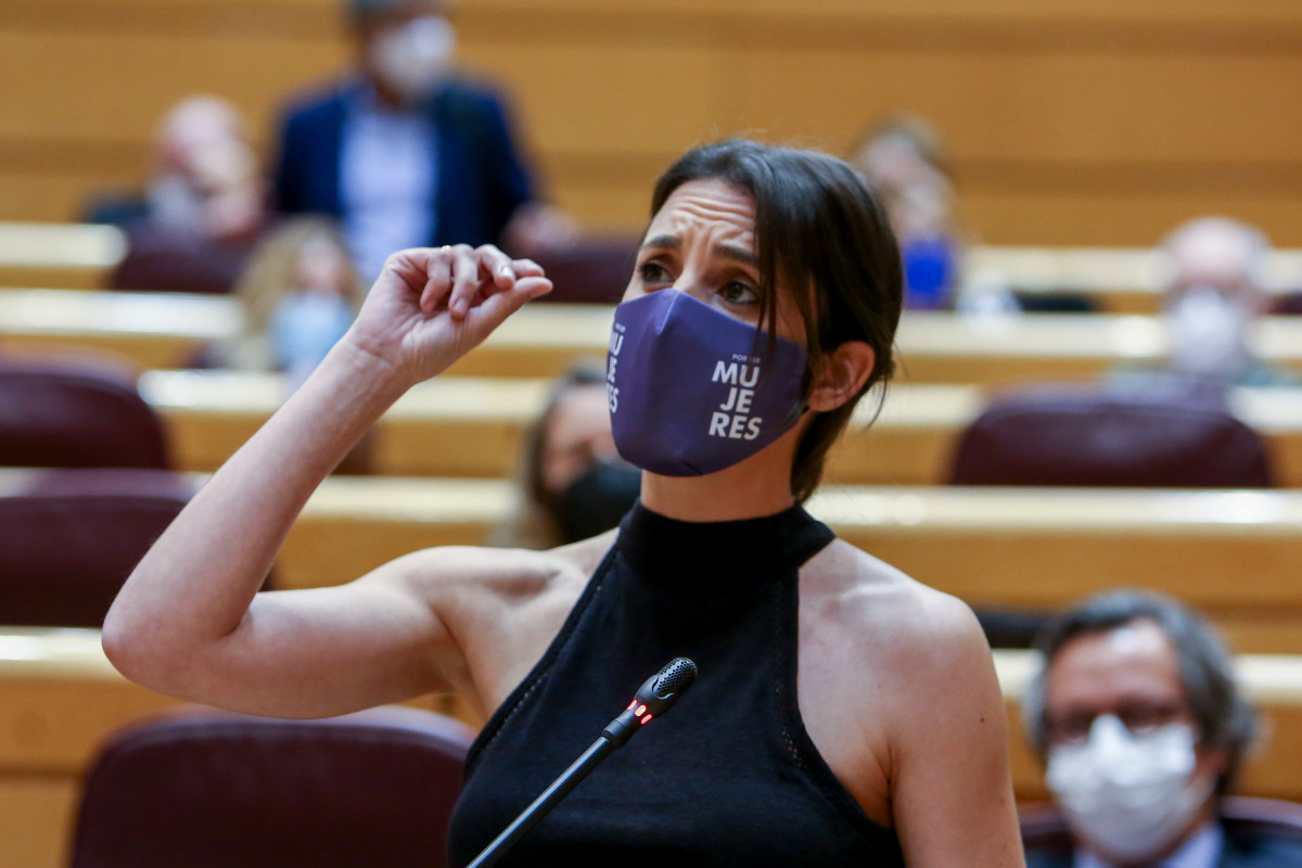 La ministra de Igualdad, Irene Montero, interviene en una sesión de control al Gobierno, a 8 de junio de 2021, en el Senado, Madrid, (España). La sesión, marcada por la ausencia del presidente del Gobierno debido a su viaje oficial a Argentina, gira en to