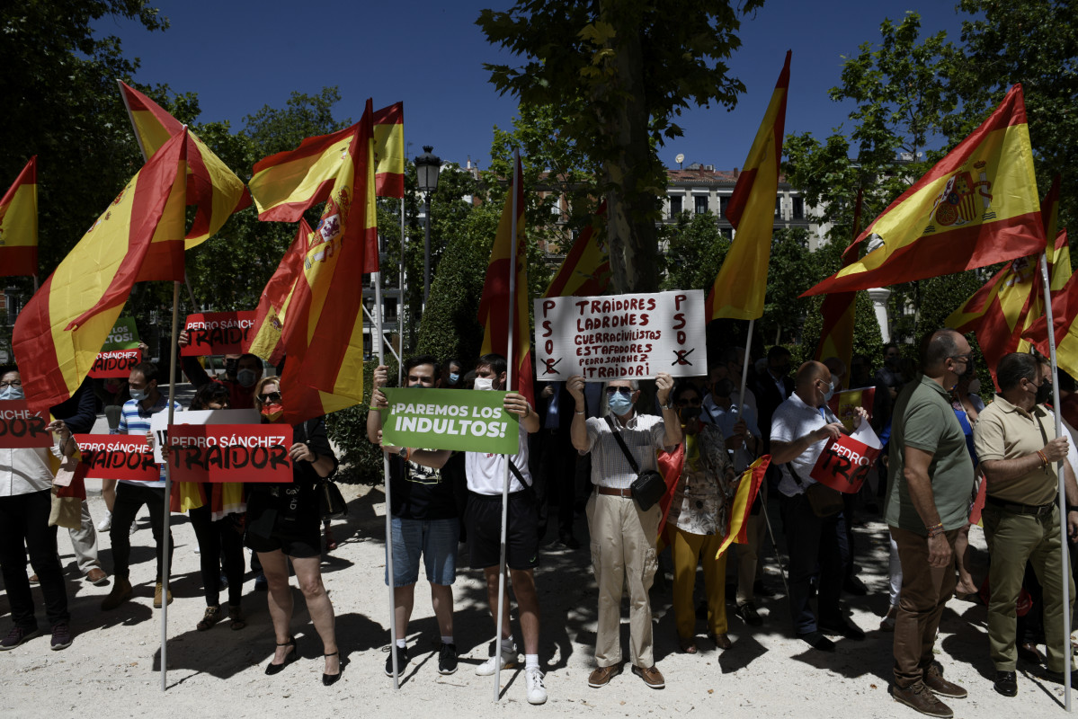 Un grupo de personas se concentra con pancartas y banderas en las inmediaciones del Tribunal Supremo apoyando la querella contra el Consejo de Ministros por la aprobación de los indultos a los presos independentistas, a 24 de junio de 2021, en Madrid (Esp