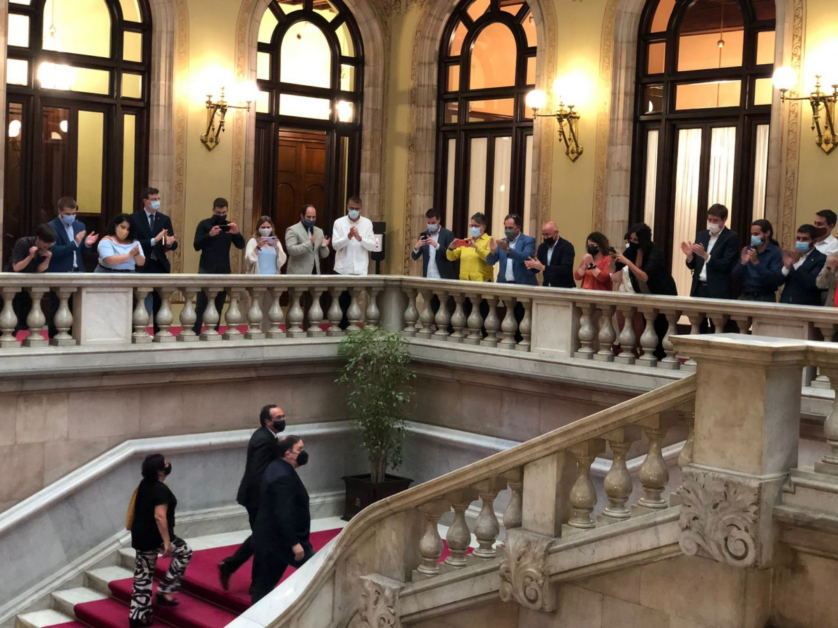 El líder d'ERC, Oriol Junqueras, i els exconsellers de la Generalitat Josep Rull i Dolors Bassa a la seva arribada a Parlament després de ser indultats per l'1-O a 28 de juny de 2021, a Barcelona.