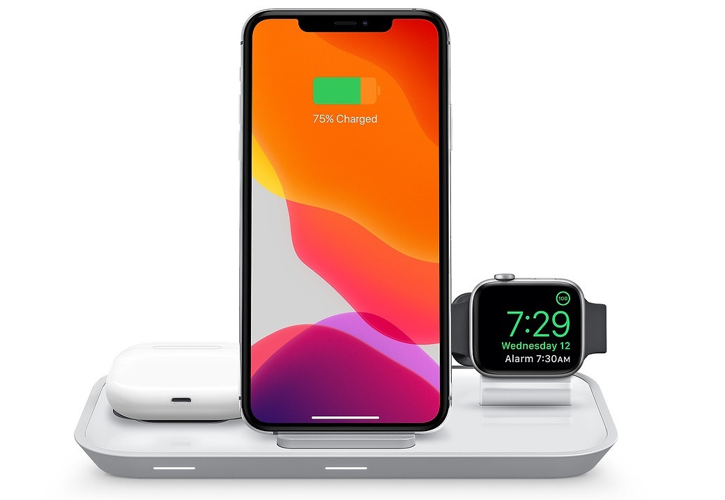 Arxiu - IPhone 12 amb carregador MagSafe sense fil.
