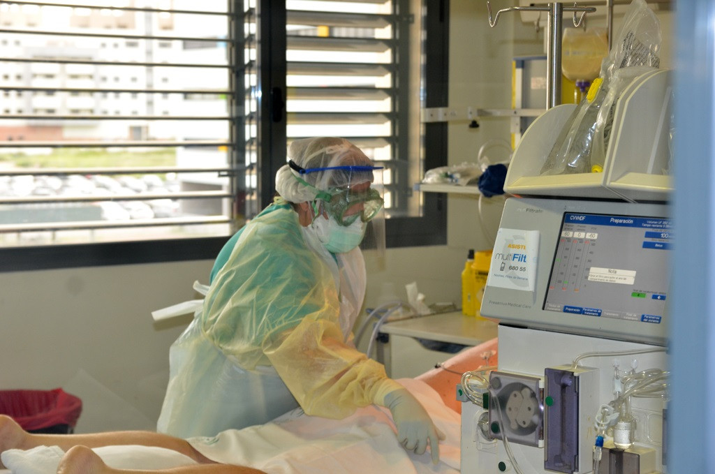 Arxiu - Atenció a un pacient covid a l'UCI.