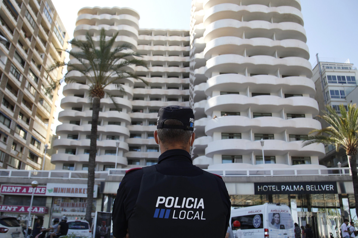 Un policia local fa guàrdia davant de l'hotel Palma Bellver, on estaven confinats 249 joves que han tingut relació directa o indirecta amb el brot d'un viatge d'estudis a Mallorca.