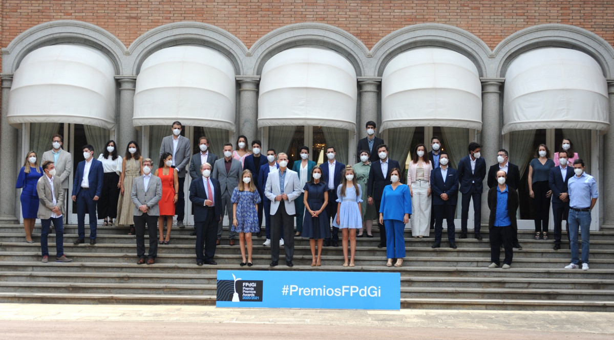 Los Reyes se reúnen con Premios Fundación Princesa de Girona de años anteriores.