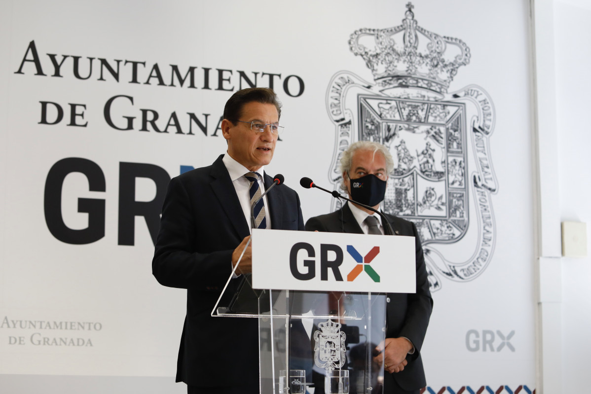 L'alcalde de Granada, Lluís Salvador, durant la roda de premsa