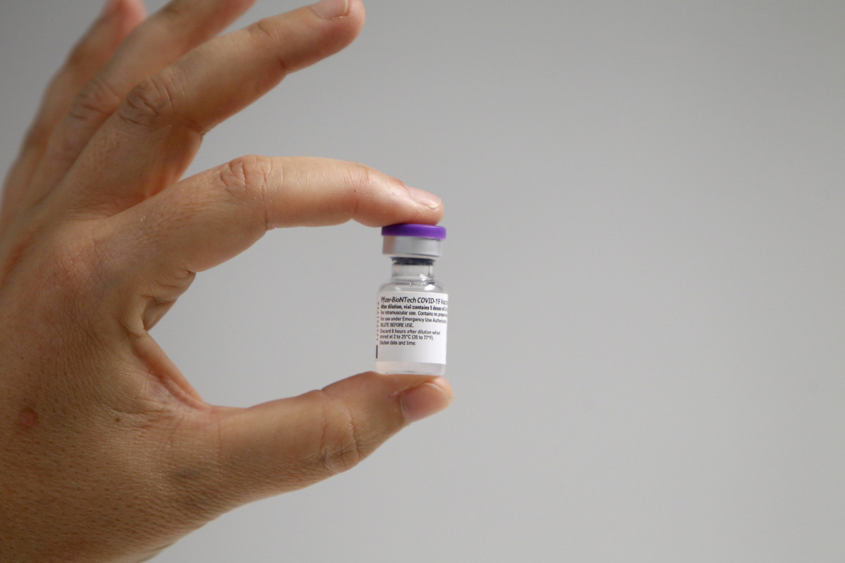 Arxiu - Una infermera mostra la vacuna Pfizer-BioNtech contra el COVID-19.