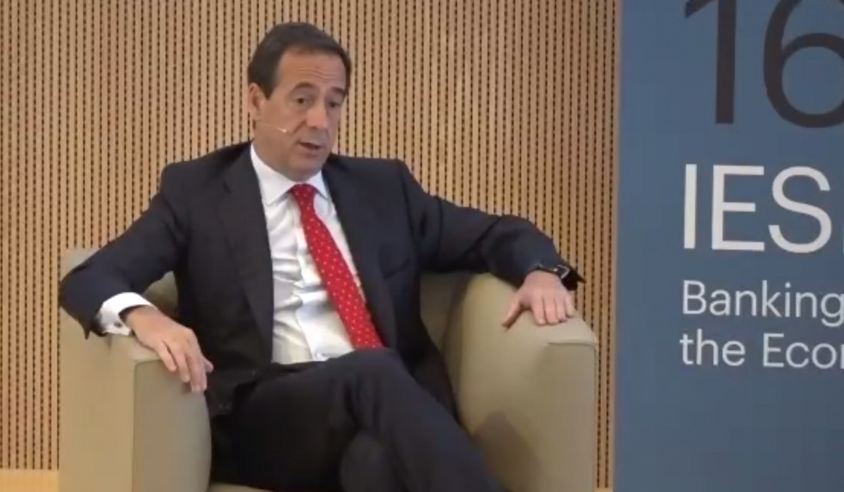 El conseller delegat de CaixaBank, Gonzalo Gortázar, al '16 Trobada de el sector bancari 'organitzat per IESE i EY. Captura de Zoom.