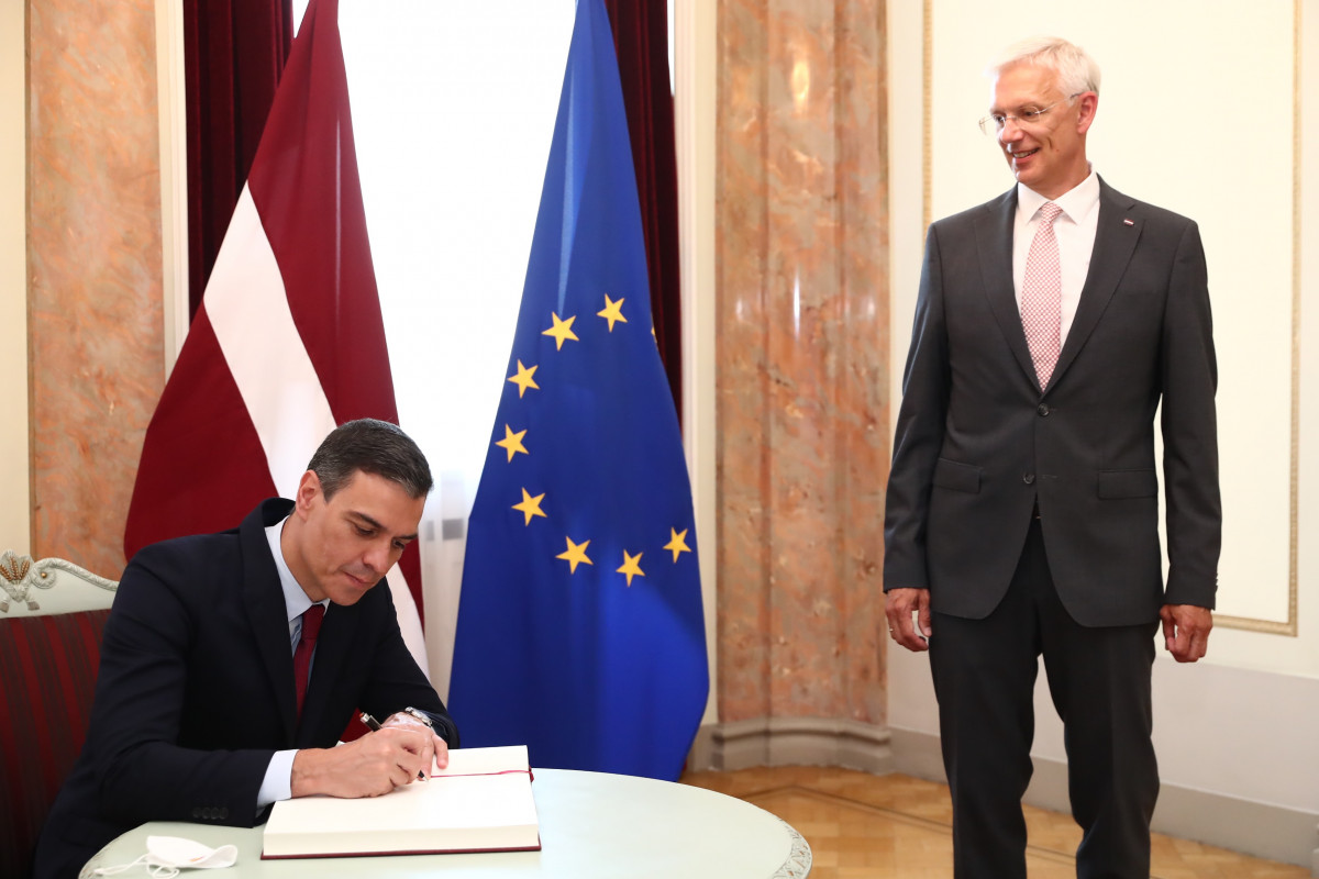 El president de Govern, Pedro Sánchez, i el primer ministre de Letònia, Arturs Krišjānis Karins