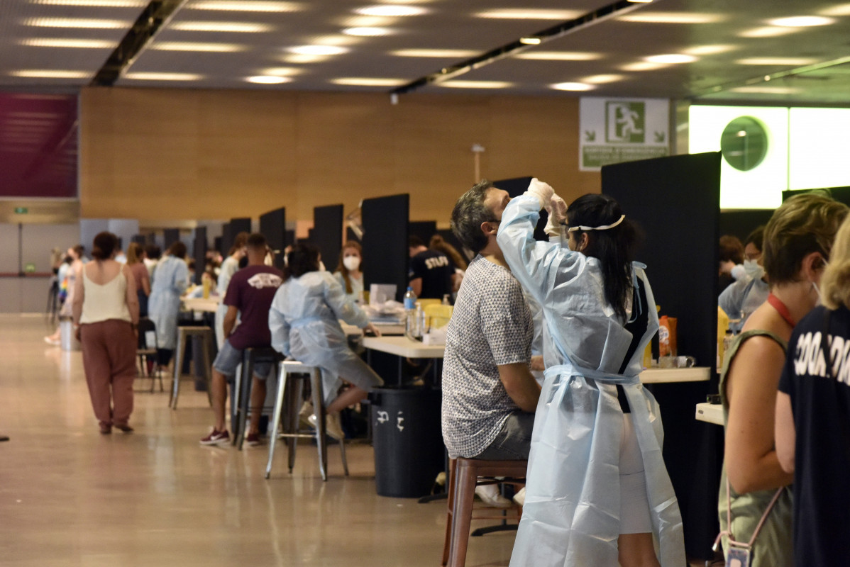 Varias personas se realizan un test de antígenos para acceder al primer día del festival Cruïlla, a 8 de julio de 2021, en Barcelona, Cataluña, (España).
