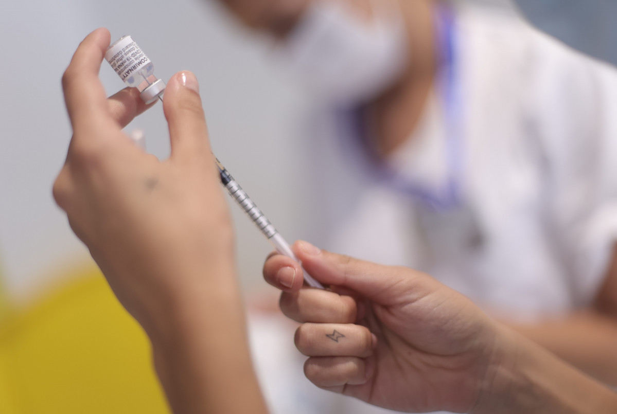 Una sanitària recàrrega una dosi de la vacuna contra la Covid-19 per als estudiants de ve Erasmus, en el dispositiu posat en marxa al Col·legi Oficial de Metges de Madrid, a 7 de juliol de 2021, a Madrid, (Espanya).
