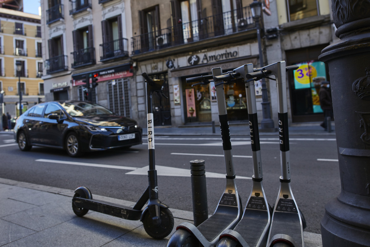 Arxiu - Diversos patinets elèctrics estacionats al centre de Madrid (Espanya).